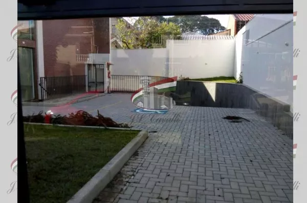 Loja com 100² de esquina no Água Verde para locação