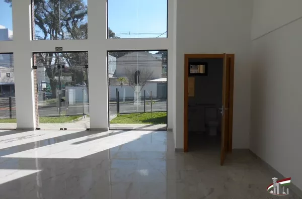 Loja com 100² de esquina no Água Verde para locação