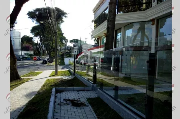 Loja com 100² de esquina no Água Verde para locação