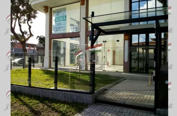 Loja com 100² de esquina no Água Verde para locação