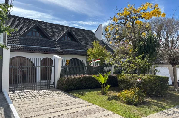  Sobrado comercial com 200m² com 2 andares para aluguel no Guabirotuba, Curitiba