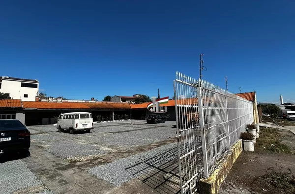 Loja comercial de esquina com 1210m² para alugar no Novo Mundo