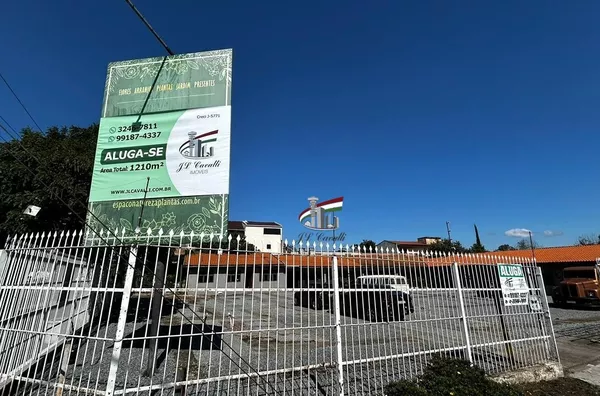 Loja comercial de esquina com 1210m² para alugar no Novo Mundo