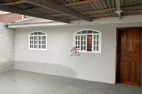 Casa para aluguel com 2 quartos no Xaxim em Curitiba com 40m²