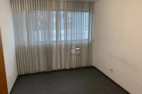 Sala Comercial com 27m² à venda no Centro de Curitiba — Ed. Pedras Verdes
