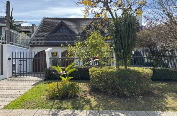  Sobrado comercial com 200m² com 2 andares para aluguel no Guabirotuba, Curitiba