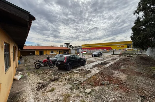Loja comercial de esquina com 1210m² para alugar no Novo Mundo