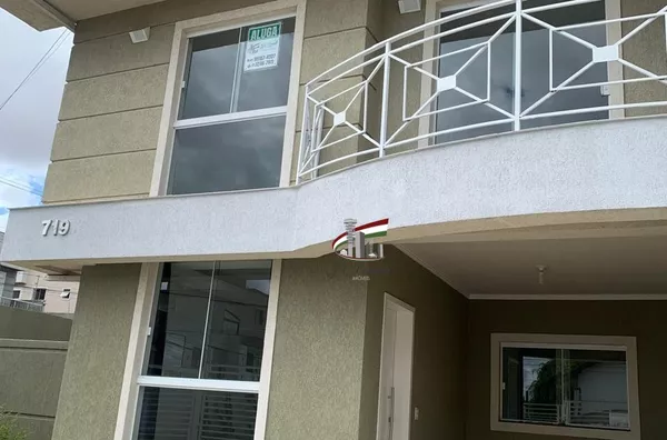 Sobrado para locação no bairro Novo Mundo — 3 quartos, 180 m²