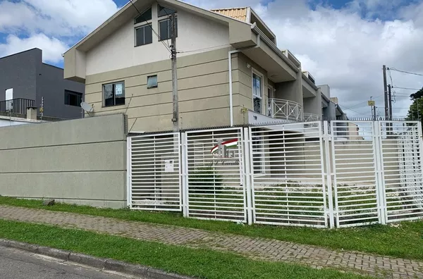 Sobrado para locação no bairro Novo Mundo — 3 quartos, 180 m²
