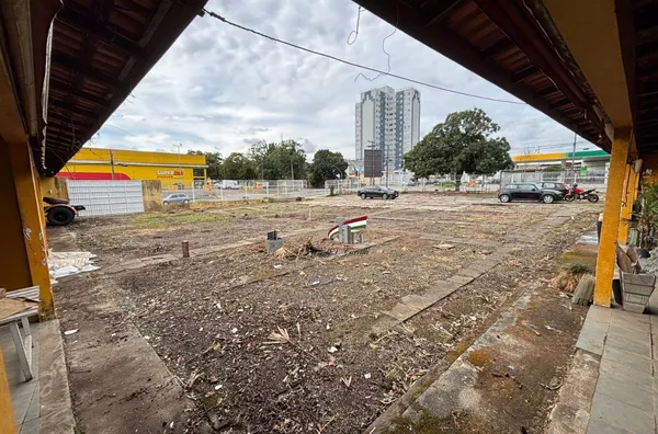 Loja comercial de esquina com 1210m² para alugar no Novo Mundo