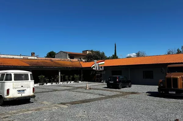 Loja comercial de esquina com 1210m² para alugar no Novo Mundo
