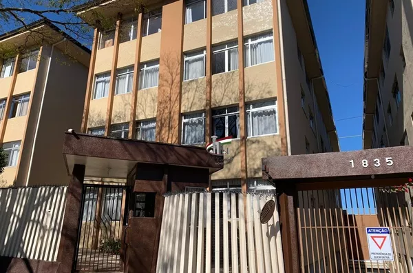 Apartamento 3 quartos no térreo na Av Iguaçu para alugar 90m²
