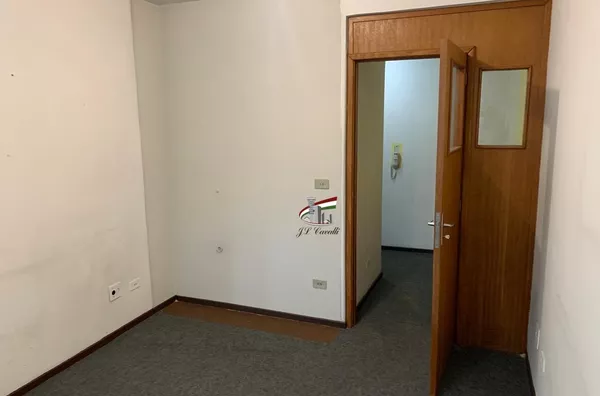 Sala Comercial com 27m² à venda no Centro de Curitiba — Ed. Pedras Verdes