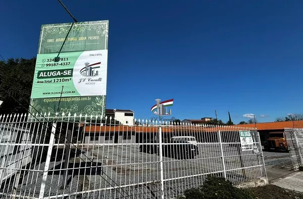 Loja comercial de esquina com 1210m² para alugar no Novo Mundo