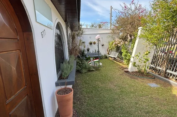  Sobrado comercial com 200m² com 2 andares para aluguel no Guabirotuba, Curitiba