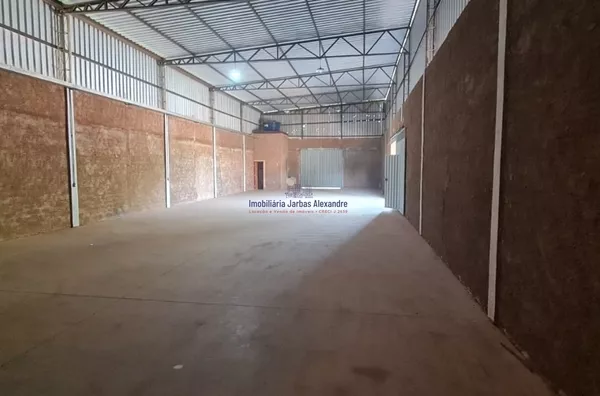 Galpão para venda com apartamento.
