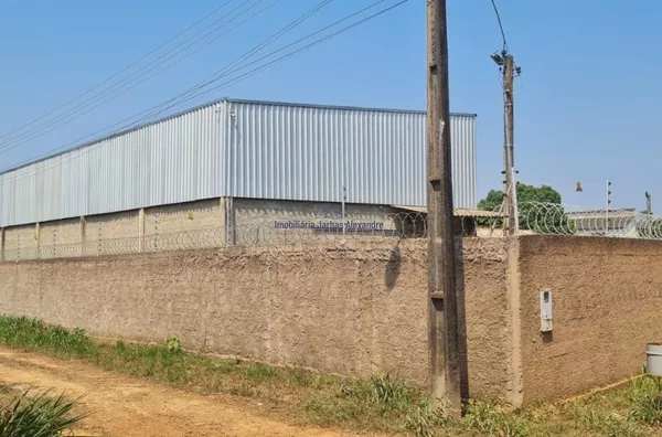 Galpão para venda com apartamento.