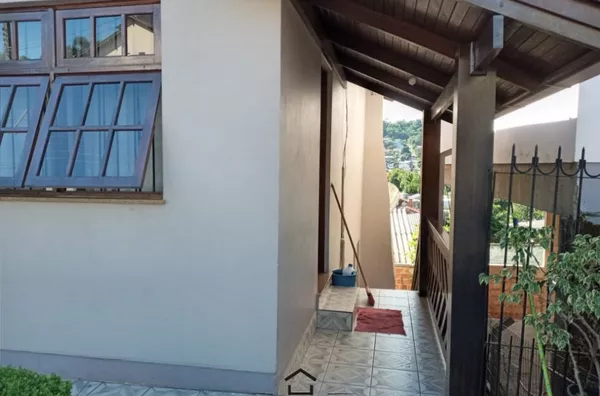 CASA NO BAIRRO GUARUJÁ