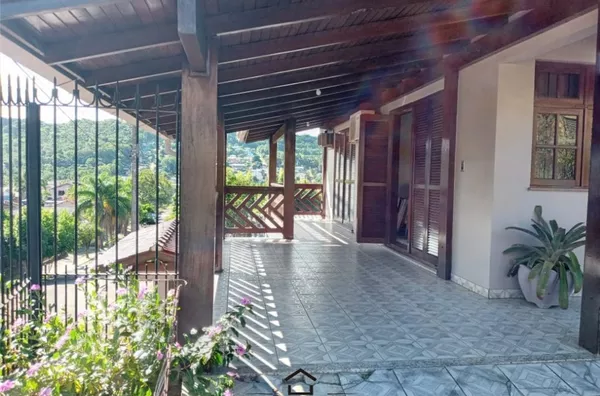 CASA NO BAIRRO GUARUJÁ