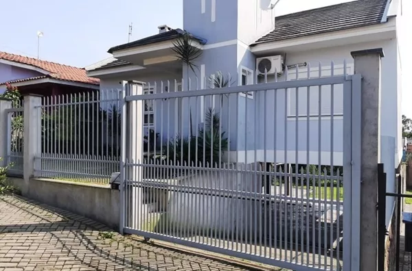 CASA 2 QUARTOS SENDO 1 SUITE