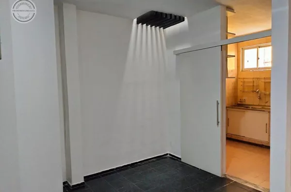 Com ventilação e luz natural