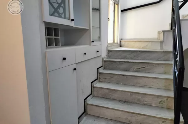 Em mármore e ampla e leve de subir..