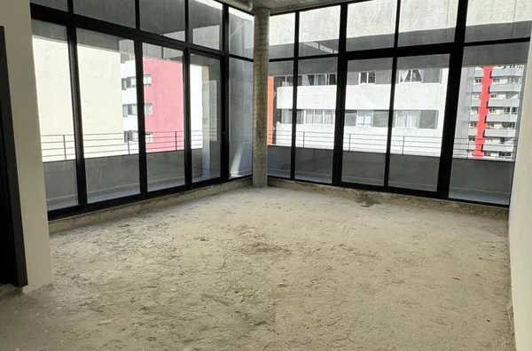 Sala comercial 160 m2 + terraço de 45 m2