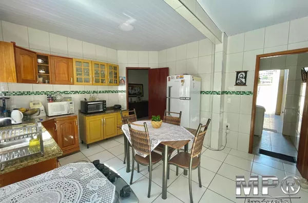 Cozinha com entrada para área de serviços