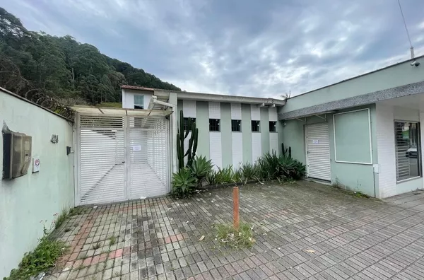 Casa comercial em Olaria 