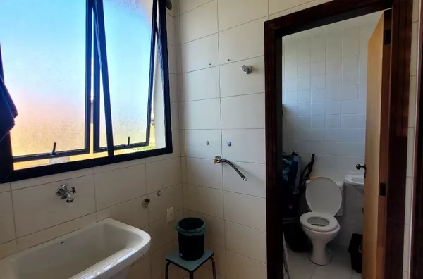 Área de serviço e banheiro