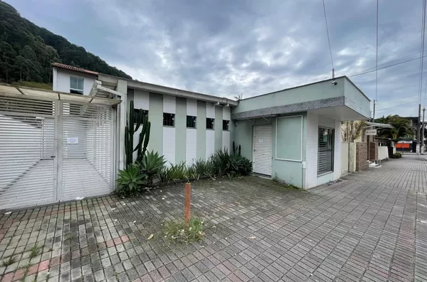 Casa comercial em Olaria 