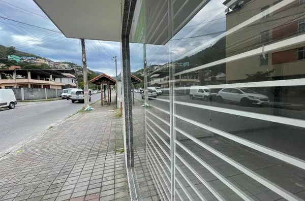 Casa comercial em Olaria 