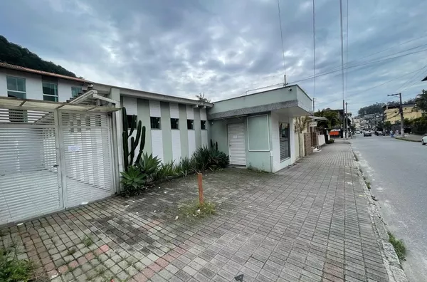 Casa comercial em Olaria 