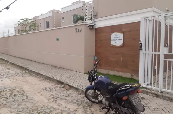 Casa Duplex em condomínio, duas suites.