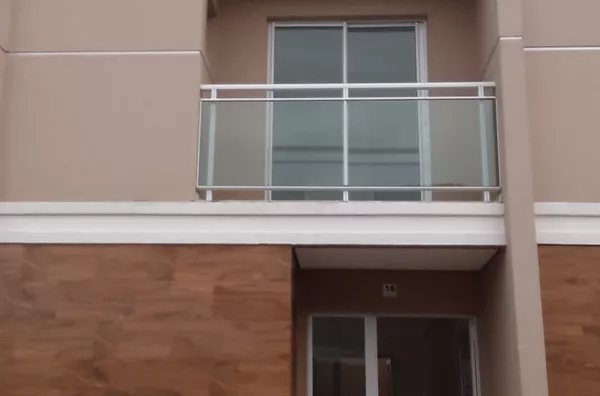 Casa Duplex em condomínio, duas suites.