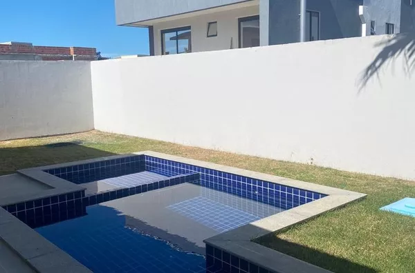 Casa Duplex 270m² no Eusébio em Rua Santa Rita de Cássia, 100  04 suítes, + dep.  vagas, piscina, Condomínio Fechado 