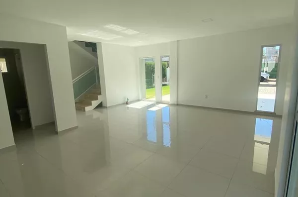 Casa Duplex 270m² no Eusébio em Rua Santa Rita de Cássia, 100  04 suítes, + dep.  vagas, piscina, Condomínio Fechado 