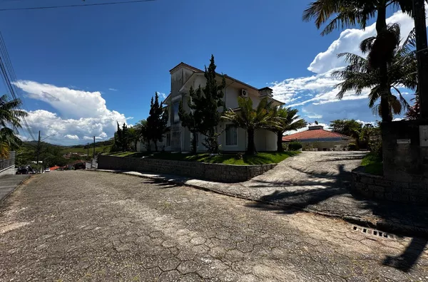 Ampla Casa em São Pedro de Alcântara – Bairro Boa Parada