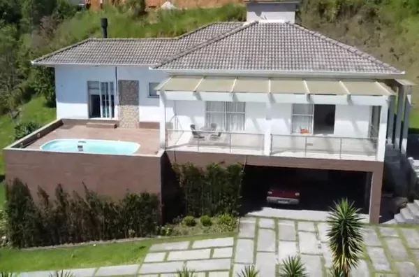Excelente casa de alvenaria no Centro de São Pedro de Alcântara
