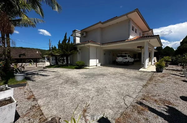Ampla Casa em São Pedro de Alcântara – Bairro Boa Parada