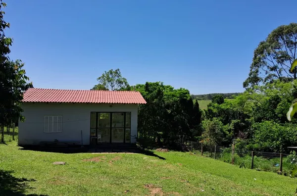Vende-se Sítio Barbada - R$ 180.000  Ótima oportunidade! Sítio com excelente localização e infraestrutura, ideal para quem busca tranquilidade e contato com a natureza.   Características: - Valor: R$ 180.000 - Área ampla e bem cuidada - Localização estrat