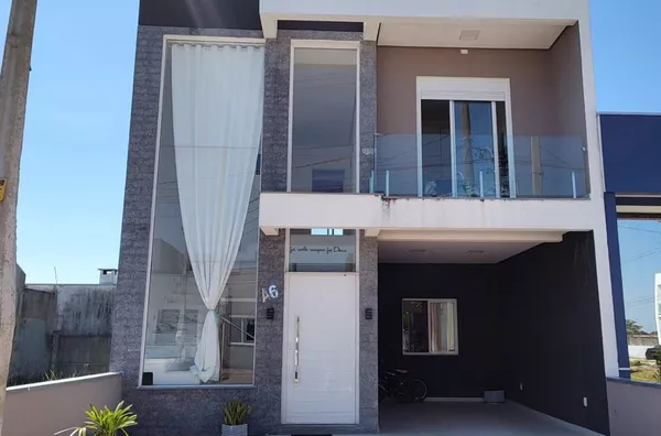 Sobrado de alto padrão em condomínio fechado! 