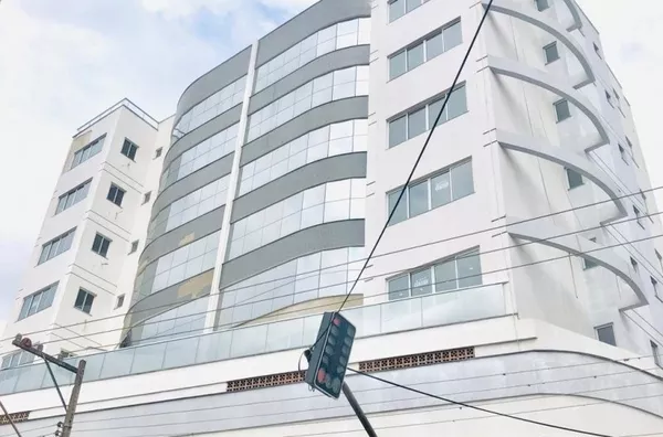Apartamentos no Edifício Residencial Guilhermina Parzianello, localizado na Rua Guarani esquina com a Rua Osvaldo Aranha, no centro da cidade de Pato Branco-Paraná, com área privativa de 202,12 m2, área total construída de 246,82 m2 + 65,00 m2 de garagem