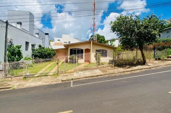 Terreno residencial ou comercial, com casa edificada,  localizada no Bairro  Bancários na cidade de Pato Branco-PR