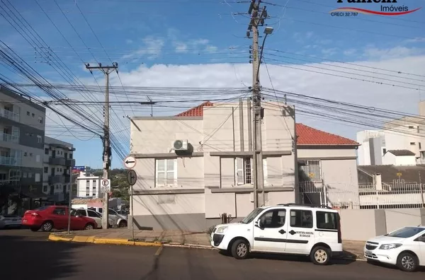 AMPLA CASA 3 DORMITÓRIOS ESQUINA