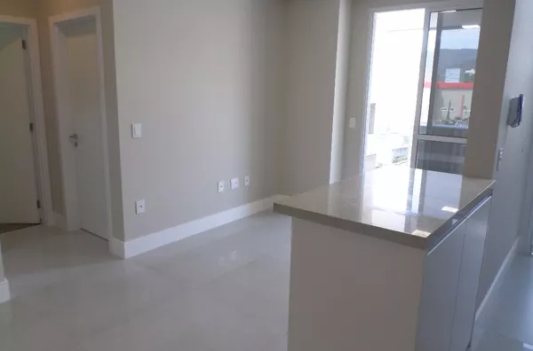 Apartamento 02 dormitórios sendo (01 suíte), no coração da Trindade.