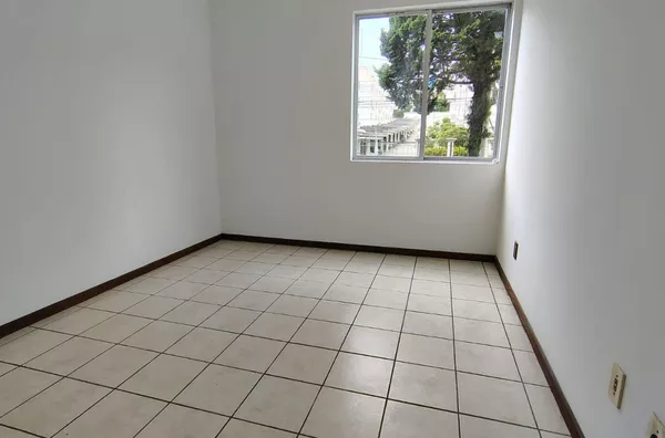 COMPLETA IMÓVEIS VENDE APARTAMENTO DE 03 DORMITÓRIOS NO BAIRRO CARVOEIRA UFSC.