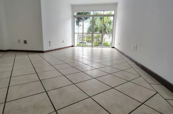 COMPLETA IMÓVEIS VENDE APARTAMENTO DE 03 DORMITÓRIOS NO BAIRRO CARVOEIRA UFSC.