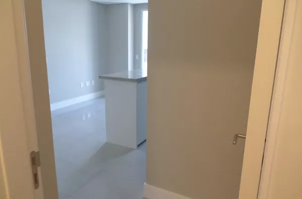 Apartamento 02 dormitórios sendo (01 suíte), no coração da Trindade.