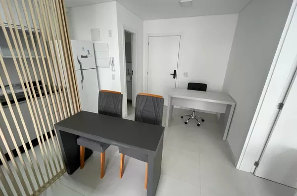 COMPLETA IMÓVEIS ALUGA APARTAMENTO DE 01 DORMITÓRIO  MOBILIADO TRINDADE UFSC